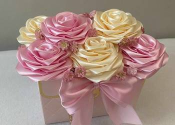 Urocza torebeczka z różami ze wstążki w kolorach różu i kremu