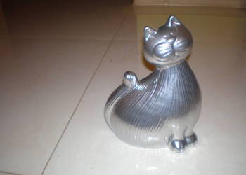 Sprzedam figurkę kota w kolorze popielatym, stan idealny.