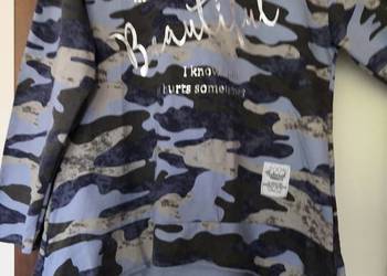 bluza moro z kapturem i napisem