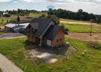 Przestronny dom do wykończenia na dużej działce.