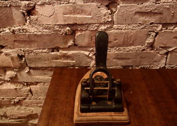 dziurkacz do papieru zabytek z dawnych lat solidne wykonanie