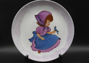 Dekoracyjny talerz z wizerunkiem dziewczynki i ptaka