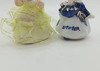 Dwie figurki dziewczynek miesiące