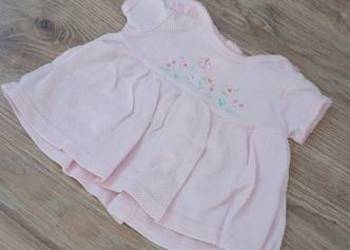 Sukienka pudrowy róż 0–3 mies. – haftowane kwiatki