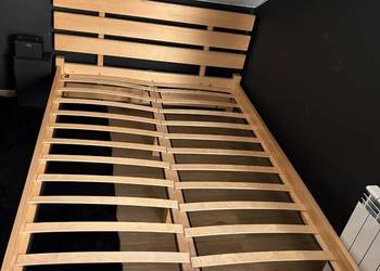 Drewniane łóżko ze stelażem