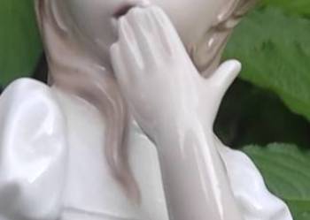 Figurka NAO z 1992 roku autorstwa Lladro, przedstawiająca młodą dziewczynę