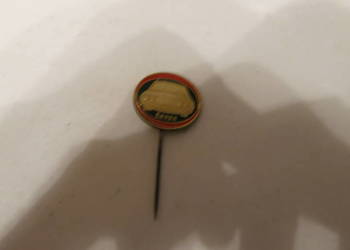 Wpinka na szpilce starej Skody, metalowa, owalna 22x20 mm, emaliowana