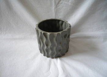 Szara doniczka osłonka na doniczkę