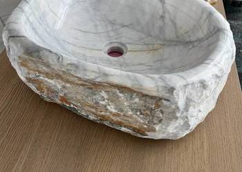 Umywalka nablatowa z kamienia naturalnego