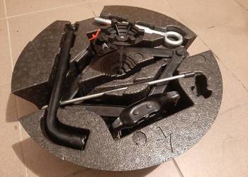 Volvo lewarek wkład styropian w koło zapasowe bagażnika