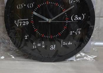 Zegar ścienny z działaniami matewmatycznymi .
