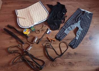 Zestaw sprzętu jeżdzieckiego czaprak, strzemiona, kantar itp.