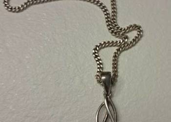 łańcuch ze srebra z zawieszką z bursztynami