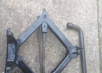 Lewarek + klucz do kol ford