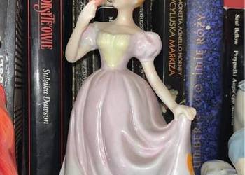 Figurka. Jessica z lusterkiem. Sygnowana.  Dama w różowej długiej sukience. Figurka. Jessica z lusterkiem. Sygnowana.  Dama w różowej długiej sukience.