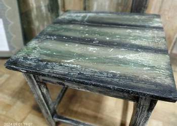 Stary drewniany taboret.