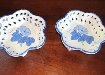 Peterka, z białej, grubej porcelany. Na 3 nóżkach