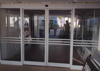 Drzwi aluminiowe automatyczne przesuwne zewnętrzne 420 x 264