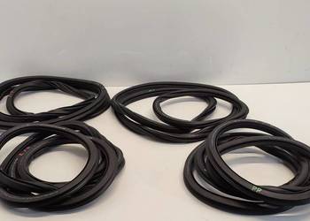 SKODA KAROQ USZCZELKA DRZWI LEWY PRAWY TYŁ PRZÓD 575867368G 