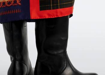 Skórzane buty koloru czarnego.