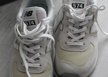 beżowe snekersy new balance