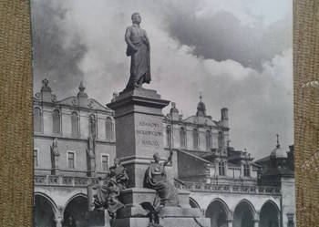 POMNIK ADAMA MICKIEWICZA W KRAKOWIE NA RYNKU GŁÓWNYM