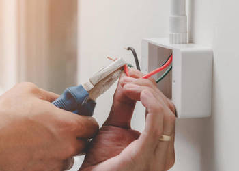 Naprawa  gniazdek przełączników awarie elektryczne elektryk