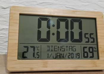 Cyfrowy zegar radiowy z bambusową ramką