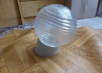 Stara lampa ukośna z kloszem z grubego szkła