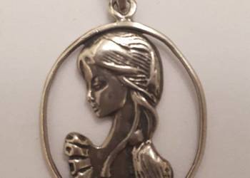 Zawieszka srebrna z kobietą Zawieszka srebrna z kobietą