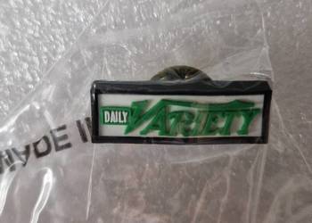 Daily Variety– amerykański magazyn filmowy - pin plastikowy Daily Variety– amerykański magazyn filmowy - pin plastikowy