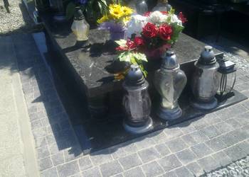 Położenie, układanie płytek na cmentarzu, wokół grobu, Wrocław, kamieniarz