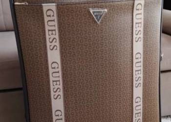 Oryginalna walizka Guess