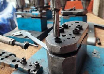 Przyrząd do wykrawania otworów wykrojnik