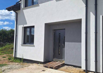 Dom w zabudowie bliźniaczej na dużej działce