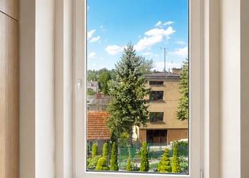 Okno PCV 100x150 cm białe – rozwierno-uchylne, kompletne