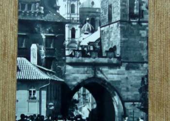 PRAGA - WIDOK NA BRAMĘ I MNIEJSZE WIEŻE MOSTOWE