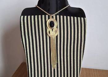 Ciekawy  klasyczny wisiorek na łańcuszku