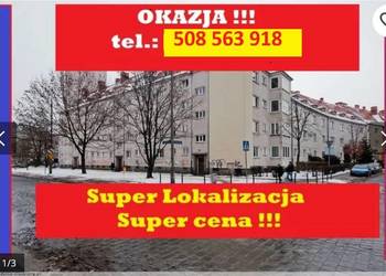 Krucza przy Sky Tower | Przedwojenna cegła, kominek i zapach drewna (65 m²)