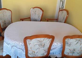Stół rozkładany z krzesłami w stylu Ludwikowskim.