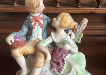 Figurka Pary. Chłopak z dziewczyną. Bez sygnatury.  Piękna figurka biskwito Figurka Pary. Chłopak z dziewczyną. Bez sygnatury.  Piękna figurka biskwito