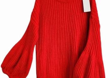 Wiralowy sweter w kolorze czewieni, rękawy dzwonek.