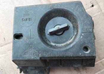 AUDI 80 B4 WKŁAD GNIAZDO ŻARÓWEK LAMPY LEWY  TYŁ HELLA