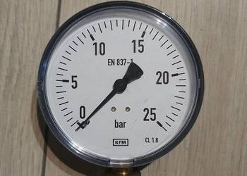 Manometr cieczy i gazów 0-25 bar fi100mm