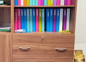 Duża szafa z półkami i szufladami na fajle