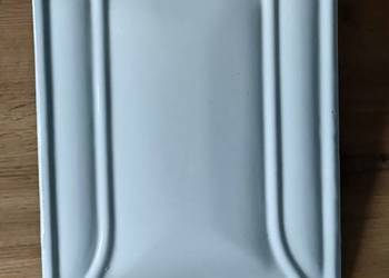 Zabytkowa emaliowana półka na chochle.