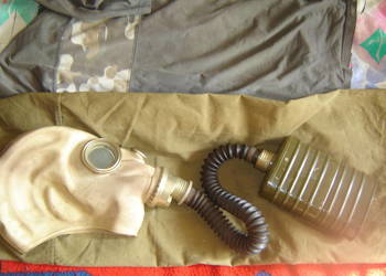 Gaz-maska potocznie zwana słoniem z okresy PRL-u lat 80-tych wraz pochłania