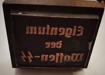 Niemiecki stempel 'Eigentum der Waffen SS'
