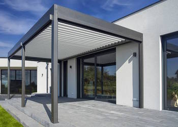 Pergola z lamelami zadaszenie na tarasie