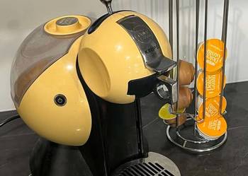 Ekspres do kawy Nescafé Dolce Gusto + stojak na kapsułki